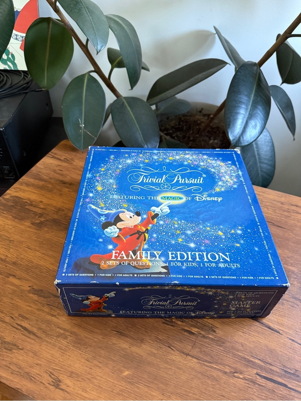 Trivial Pursuit Family Edition Featuring The Magic of Disney - Blue